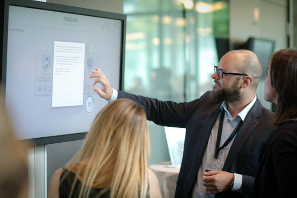 interaktiv präsentieren – Schaffen Sie eine positive und emotionale Verbindung zwischen Ihren Kunden und Ihren Markenbotschaften mit der interaktiven Touch-Software p&p MultiTouch&reg;.